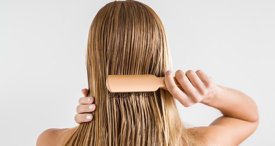 Aposte no cronograma capilar para tratar o ressecamento do cabelo